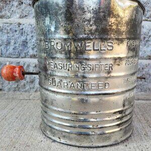 Vintage Bromwell’s 5 Cup Measuring Sifter Red Wood Crank Handle Flour Sifter